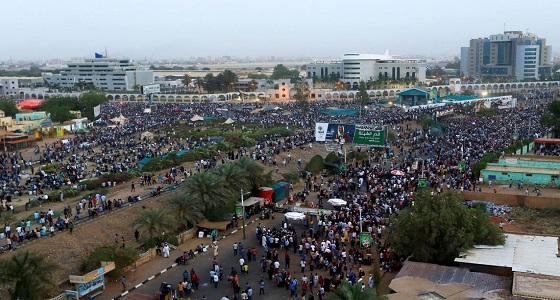 بالفيديو.. احتفال السودانيين بتنحي &#8221; البشير &#8221; عن حكم السودان