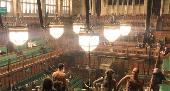 نشطاء يحتجون ” أشباه عراة ” بالبرلمان البريطاني