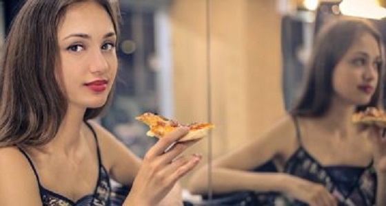 دراسة.. الأكل أمام المرآة يساعد في تخفيف الوزن