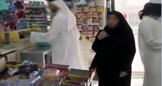 رجل دين متهم بالتحرش الجنسي بسيدة أثناء تجولها مع زوجها في أحد المولات 