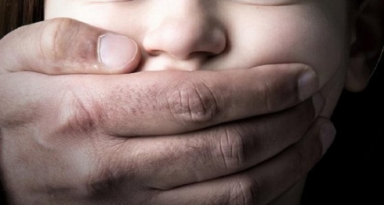 جدة لأم تبيع أحفادها على يد أخوالهم