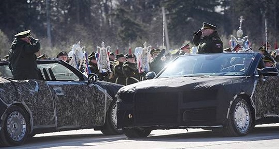 بالفيديو.. سيارة بوتين في نسخة جديدة خلال التحضيرات لعيد النصر