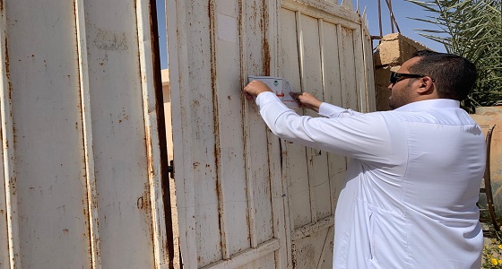 بالصور.. بلدية شرق عرعر تضبط أستراحة تستخدم لتخزين مواد غذائيه