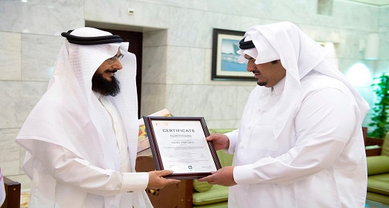 نائب أمير الرياض يتسلم شهادة الآيزو 27001 بعد حصول الإمارة عليها