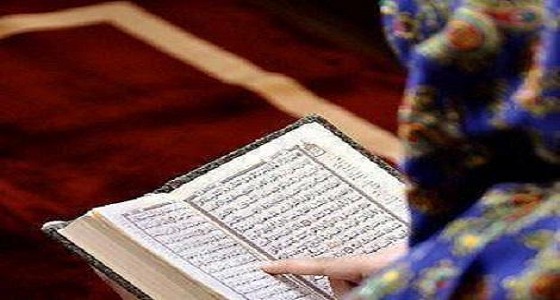 ستينية تتم حفظ القرآن الكريم رغم أمِّيتها
