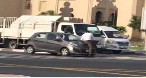 بالفيديو.. شخص يلقي نفسه أمام سيارة تقودها امرأة
