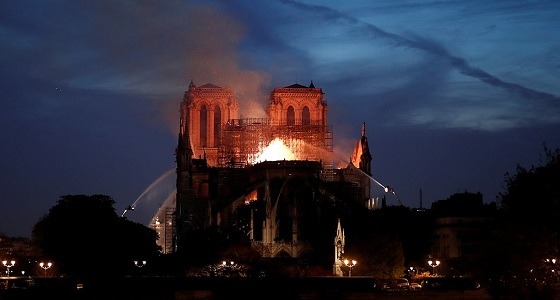 ردود فعل الفرنسيين على حريق كاتدرائية نوتردام.. مسؤول: لا يمكن إنقاذ المبنى (صور)