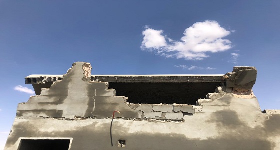 انهيار سقف مبني يؤدي الى اصابة شخصين