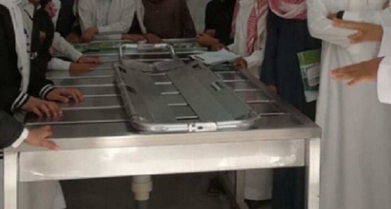 التحقيق مع معلم قدّم درسًا علميًا عن تغسيل الموتى في مغسلة الموتى