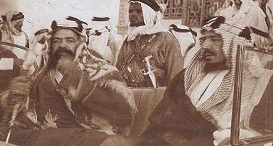 صورة نادرة للملك عبدالعزيز برفقة الشيخ حمد آل خليفة بقصر المنامة