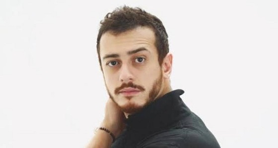 تزامنا مع عيد ميلاده.. صورة طريفة للمجرد مع والدته تشعل مواقع السوشيال ميديا 