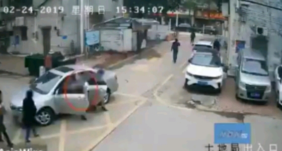 بالفيديو.. رجل مخمور يفقد السيطرة على السيارة أثناء تعليمه ابنته القيادة