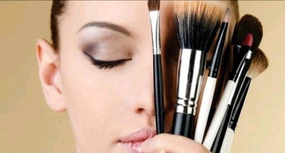 5 أخطاء ترتكبها النساء عند وضع المكياج بالصيف