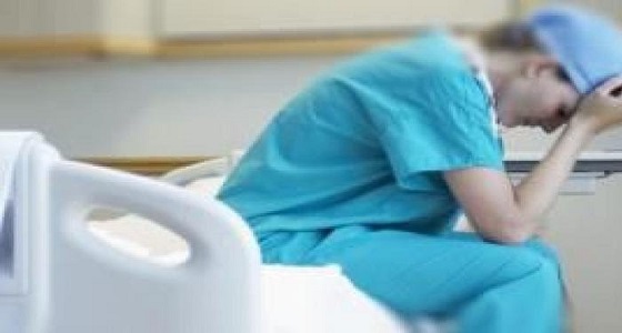 بعد منعه من دخول غرفة الأشعة.. عربي ينهال بالضرب المبرح على ممرضة حامل 