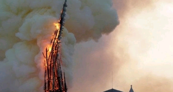 بالفيديو والصور.. مشاهد قاسية لسقوط برج كاتدرائية نوتردام