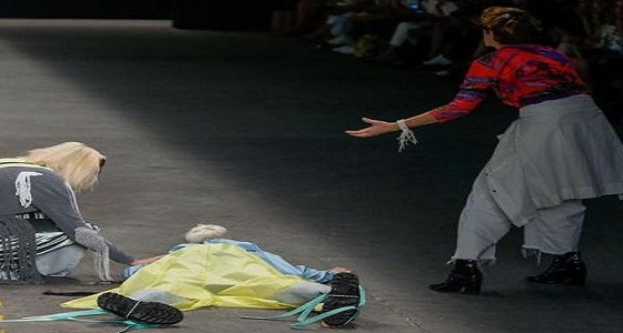 فيديو صادم لعارض أزياء يتوفي فجأة أمام الجمهور