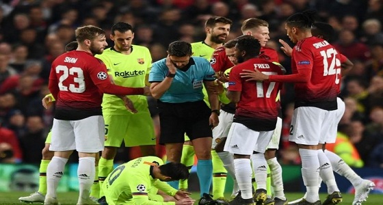 بالفيديو.. جماهير مان يونايتد يستخدمون رونالدو لاستفزاز برشلونة