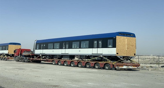 بالصور.. نقل عربات المسار الأزرق على شاحنات إلى الرياض