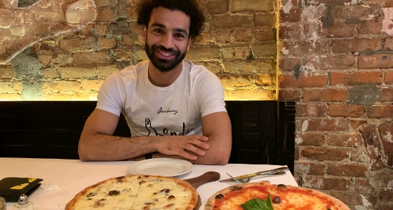 جماهير ليفربول قلقة بسبب تناول صلاح لـ ” بيتزا “