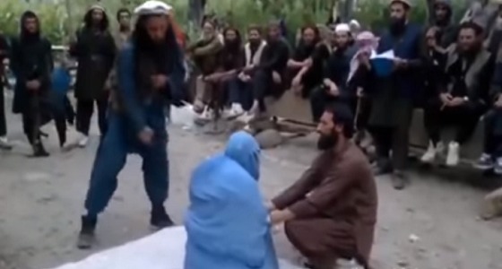 بالفيديو.. ” طالبان ” الأفغانية تجلد امرأتين أمام الناس لسماعهما الموسيقى