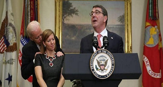 زوجة وزير الدفاع الأمريكي تكشف حقيقة صورتها المثيرة للجدل مع ” بايدن “