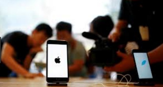 طالبان يحتالان على شركة ” أبل ” بهواتف مزورة