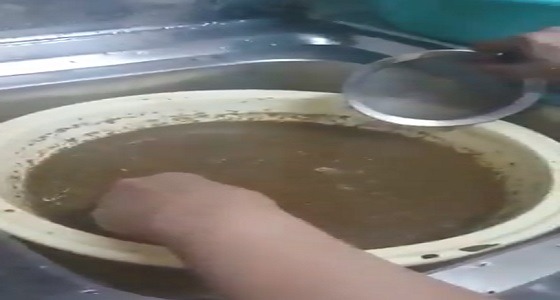 فيديو مروع لأشخاص يخلطون الأسمنت بالبهارات لزيادة الربح