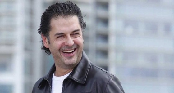 بالصورة.. نجل راغب علامة يربط حذاء والده.. والأخير: هيك بيطلع اللوك