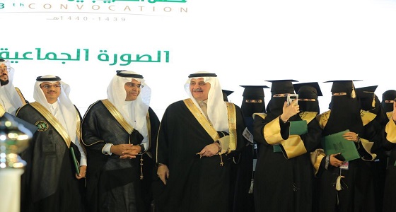 بالصور.. أمير تبوك يرعى حفل تخريج الدفعة الثالثة عشر من طلاب وطالبات الجامعة