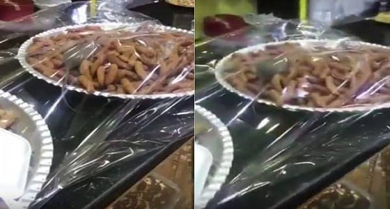 بالفيديو .. ” فأر ” يتجول داخل أطباق حلويات بأحد المخابز