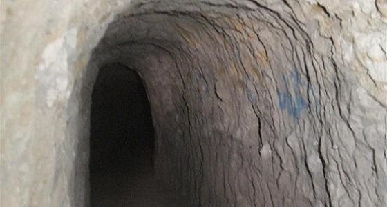 رجل يحفر نفق أسفل منزل طليقته ليتجسس عليها