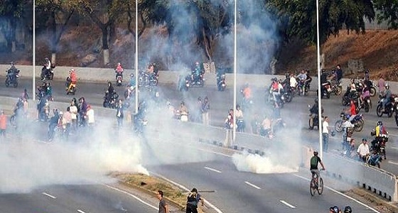 بالفيديو.. فنزويلا تشهد حرب شوارع وحرب قيادات جراء &#8221; الانقلاب &#8220;