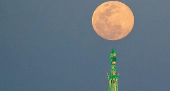 شاب يواجه مخاطر تسلق الجبال لالتقاط صورة مبهرة لمكة