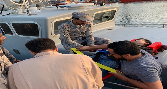 بالصور.. إخلاء فلبيني تعرض لوعكة صحية على متن سفينة قادمة من أندونيسيا