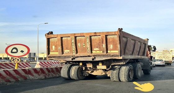 بالصورة.. سائق يقود شاحنة بإطارات تالفة ومستهلكة على طريق عام بالرياض