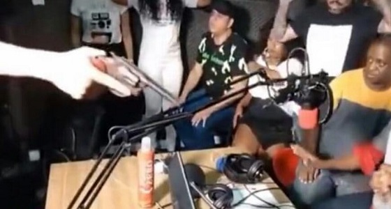 بالفيديو.. سطو مسلح على استوديو أثناء برنامج تليفزيوني على الهواء