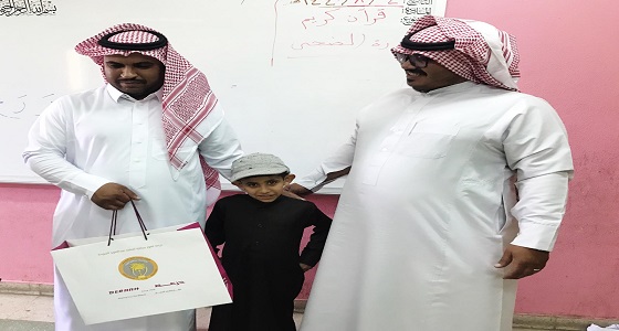 بالصور.. ” لمسة وفاء ” طالب ابتدائي يكرِّم معلمه في تبوك