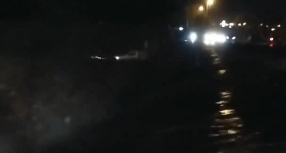بالفيديو.. غرق سيارة في سيول نجران والمدني يباشر إنقاذ أفرادها