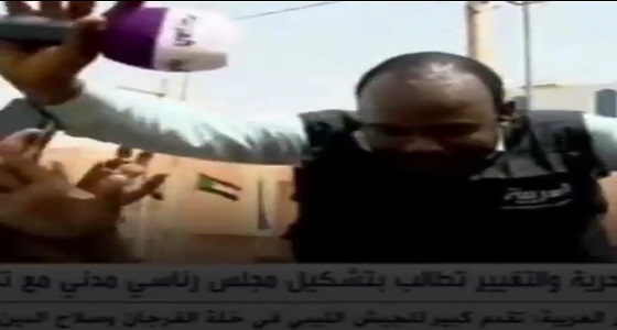بالفيديو.. السودانيون يطردون قناة الجزيرة القطرية بسبب إثارة الرأي العام في الشارع