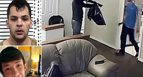 بالفيديو.. لحظة مداهمة مسلح لامرأة في عش الزوجية  