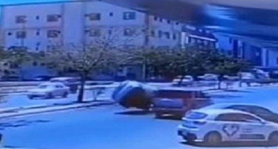 فيديو يوثق لحظة انقلاب مركبة ” اكسنت ” بعد احتكاكها بأخرى في الطائف