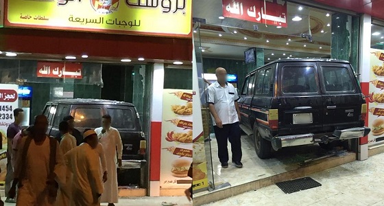 بالصور.. قائد مركبة يفقد السيطرة على سيارته ويقتحم مطعم في المجاردة
