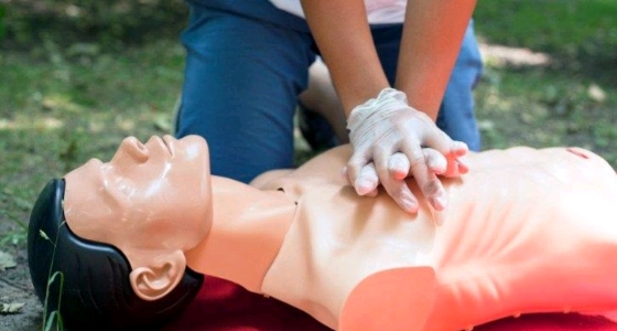 مواطن ينقذ طفلا سقط في مسبح بـ ” الإنعاش القلبي الرئوي “