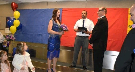 بالصور.. عروسان يقيمان حفل زفافهما بالمطار لسبب رومانسي