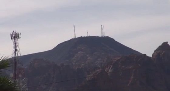 هيكل حديدي  لواجهة جبل عويرض تجعله مكان جذب سياحي