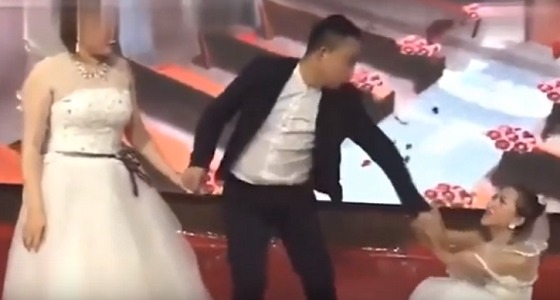 بالفيديو.. فتاة تتوسل لحبيبها أن يعود إليها في حفل زفافه على أخرى