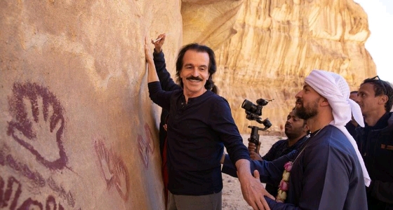 بالصور.. الموسيقار العالمي ” ياني ” يترك بصمة تذكارية على صخور العلا