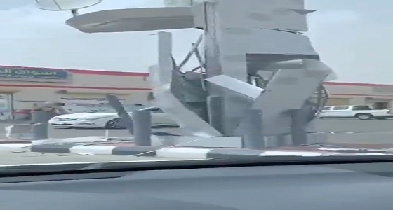 بالفيديو.. مجهولون يقتلعون جهاز صرف آلي بصهريج ماء