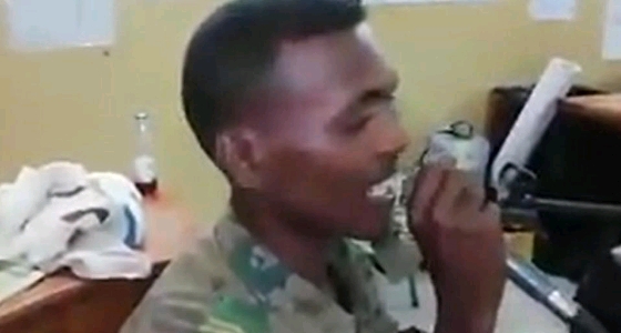 بالفيديو.. جندي سوداني يخطف القلوب بفقرة غنائية في مقر الاعتصام