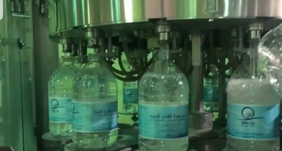 بالفيديو.. مراحل وخطوات تجهيز عبوات مياه ” زمزم “